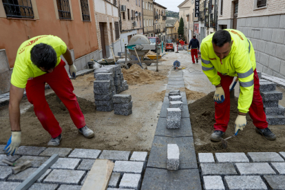 Imagen de archivo de unos operarios en una calle de Toledo. EFE/ Ismael Herrero