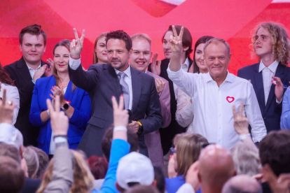 El primer ministro polaco, Donald Tusk, a la derecha.