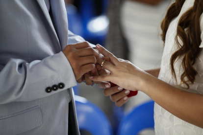 Imagen de archivo de un detalle del intercambio de anillos en una boda. EFE/EPA/ROLEX DELA PENA