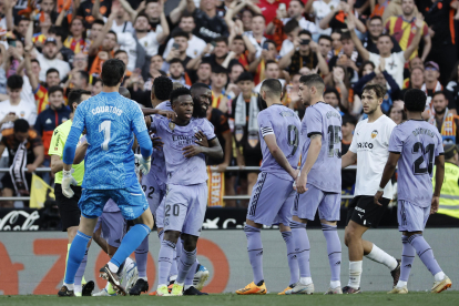 El delantero brasileño del Real Madrid Vinícius Júnior (ci) es expulsado durante el partido correspondiente a la jornada 35 de LaLiga 2022-2023 que disputaron Valencia CF y Real Madrid en Mestalla, en una foto de archivo. EFE/ Biel Alino