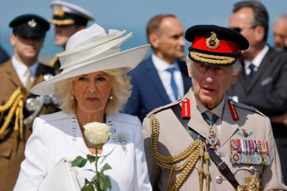 Los reyes británicos, Carlos y Camila, en una ceremonia conmemorativa celebrtadahace unos días.