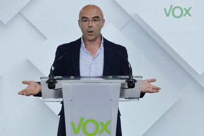 El cabeza de lista de Vox a las elecciones al Parlamento Europeo, Jorge Buxadé, durante la rueda de prensa que ha ofrecido este lunes en la sede del partido para valorar los resultados del 9-J. EFE/ Sergio Perez