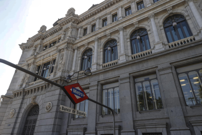Imagen de archivo de la fachada del Banco de España y la estación de metro. EFE/Emilio Naranjo
