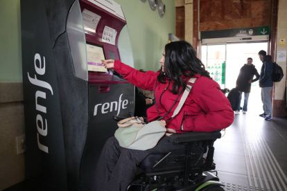 Una persona en silla de ruedas.