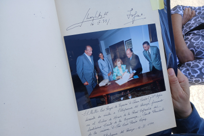 Firma de los reyes Juan Carlos y Sofía, en 1999.