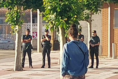 La Guardia Civil vigila la concentración vecinal en Villaquilambre.