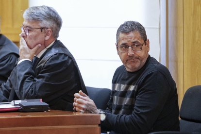 Imagen del pasado viernes 31 de mayo, en el comienzo del juicio contra Pablo Antonio S.H., apodado El Chiqui (d), acusado de matar a un vecino y al que fuera teniente coronel de la Unidad Especial de Intervención de la Guardia Civil el 1 de julio de 2022 en Santovenia de Pisuerga (Valladolid). EFE/Nacho Gallego