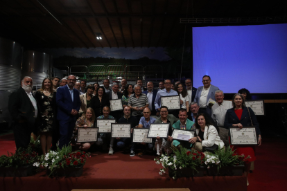 Foto de familia de los premios, con los miembros del jurado, los galardonados y los patrocinadores.