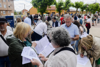 Vecinos registran firmas contra la llegada de migrantes al Chalé de Pozo.
