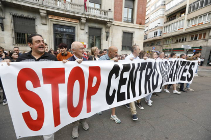 Los vecinos protestan contra el Centro de Ayuda Humanitaria de Chalé de Pozo. RAMIRO
