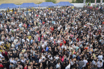 Ana Mena fue el principal reclamo de un festival que reunió a 17.000 almas en León con una propuesta fiestera de música actual
