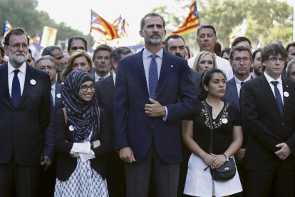 Imagen de archivo (26 de agosto de 2017) de Felipe VI junto a los presidentes del Gobierno, Mariano Rajoy (i), y de la Generalitat, Carles Puigdemont (d), en la cabecera de la manifestación contra los atentados yihadistas en Cataluña que, bajo el eslogan 'No tinc por' (No tengo miedo), recorrió las calles de Barcelona. EFE/Andreu Dalmau