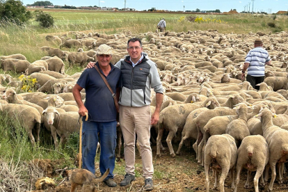 Una expedición de siete personas, más los perros y unos burros acompañan al rebaño en su andadura hasta los pastos de altura de León