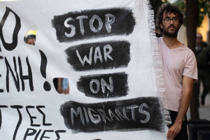Manifestantes protestan en una marcha contra la política griega con los migrantes.