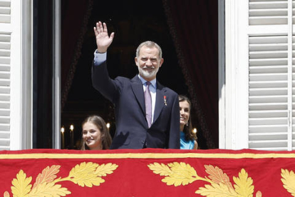 La familia real saluda desde el balcón en la plaza de Oriente en el décimo aniversario del reinado de Felipe VI (c) este miércoles en Madrid.