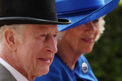 La celebración británica brilla por la extravagancia de los sombreros que llevan los asistentes.