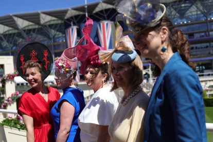 La celebración británica brilla por la extravagancia de los sombreros que llevan los asistentes.