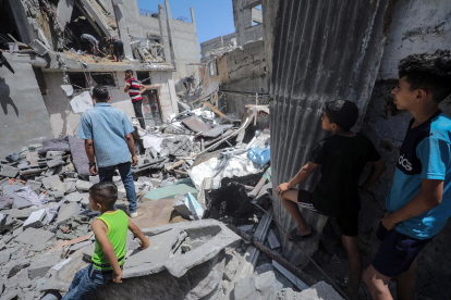 Palestinos buscan a desaparecidos bajo los escombros de una casa destruida tras un ataque aéreo israelí, en el campo de refugiados de Nuseirat, en el centro de Gaza, el 18 de junio de 2024. EFE/EPA/MOHAMMED SABER