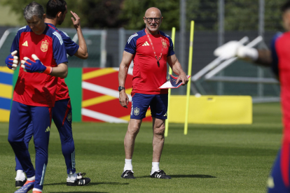 El seleccionador Luis de la Fuente, durante un entrenamiento de la selección española de fútbol en Donaueschingen. EFE/ J.J. Guillén