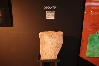 Cacabelos reordena la sala de Arqueología del Marca y estrena logo.