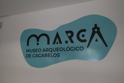 Cacabelos reordena la sala de Arqueología del Marca y estrena logo.