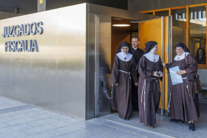 El portavoz de las clarisas de Belorado, José Ceacero, junto con tres monjas del convento de Belorado salen del juzgado de Burgos.