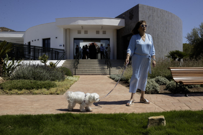 Una mujer y su perro pasean por las instalaciones de 'El Parque', primer cementerio público de animales de compañía de España, que ofrecerá a la ciudadanía la posibilidad de incinerar o enterrar a sus mascotas por un precio de entre 170 y 250 euros en función de su peso, y se ha inaugurado este lunes en Málaga.EFE/Jorge Zapata