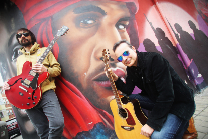 El guitarrista Gio Yáñez y el escritor Carlos Fidalgo ofrecen un filandón rock sobre el libro 'Los dedos del diablo'.
