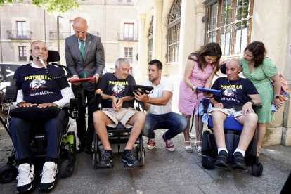 El alcalde de León, José Antonio Diez, presenta la app sobre la ciudad para recaudar fondos a favor de la ELA acompañado de Urbano González, de la Asociación de Afectados de Esclerosis Lateral Amiotrófica de León