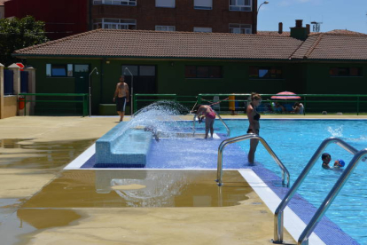Las piscinas de Santa María del Páramo cuentan con apetecibles alicientes para hacer del baño una experiencia única.