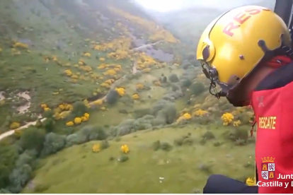 Vista desde un helicóptero de la Junta de la zona donde desapareció el septuagenario.