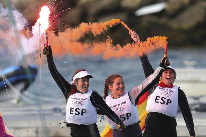 Támara Echegoyen, junto a sus compañeras Sofía Toro y Ángela Pumariega, celebran el oro conseguido en la clase Match Race Elliott 6 de los Juegos de Londres 2012, disputado en Weymouth, Reino Unido. EFE/Olivier Hoslet