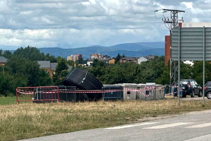 Imagen del material a instalar, en una foto distribuida por el Ayuntamiento de Ponferrada.