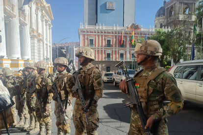 Militares hacen presencia con tanques frente a la sede del Gobierno de Bolivia, este 26 de junio de 2024 en La Paz (Bolivia). EFE/ Luis Gandarillas