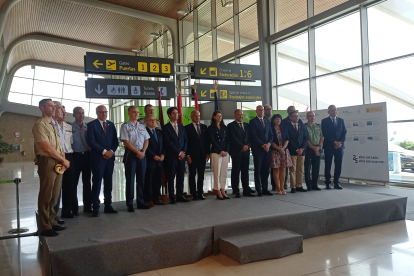 Autoridades presiden el acto del 25 aniversario del aeropuerto.