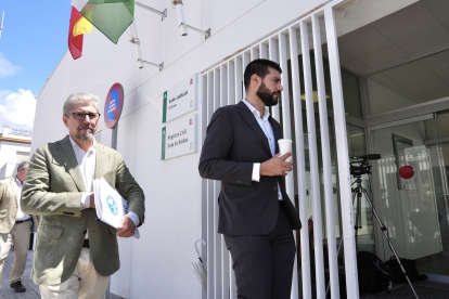 Fernando Castellano, abogado de la acusación popular de la asociación de suboficiales de la Guardia Civil y acusación particular de uno de los agentes supervivientes, y Mariano Casado, abogado de la Asociación Unificada de la Guardia Civil en la puerta del juzgado de Barbat.