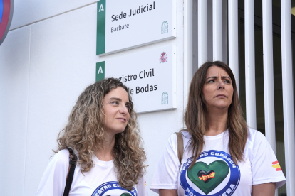 Silvia Mera y Mónica Rubiales, dos de las mujeres de los cuatro guardias civiles que sobrevivieron a la embestida de una narcolancha, este viernes a las puertas del juzgado de instrucción número 1 de Barbate (Cádiz).
