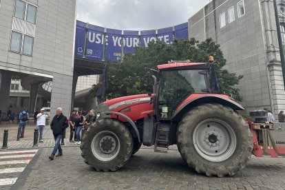 Imagen de archivo de un tractor participando en una manifestación de protesta de agricultores europeos en Bruselas.EFE/ Laura P. Gutiérrez