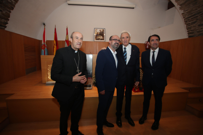 Luis del Olmo, con el alcalde, el obispo de Astorga y el consejero Quiñones.