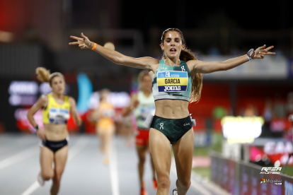 Marta García levanta los brazos como vencedora en la prueba de los 5.000 metros del Nacional.