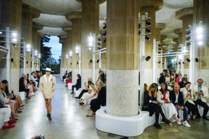 Imagen del desfile de la colección 'Crucero 2025' de La 'maison' francesa de moda Louis Vuitton celebrado el pasado 23 de mayo en el Park Güell de Barcelona. EFE/ Enric Fontcuberta