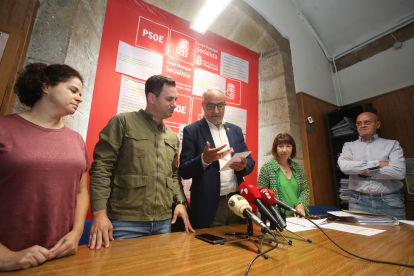 Concejales del Grupo Municipal Socialista y el secretario provincial del PSOE.