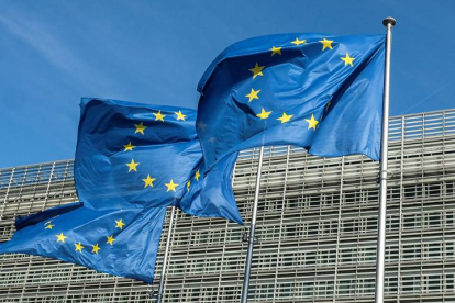 Tres banderas, en la sede de la Comisión Europea en Bruselas.
