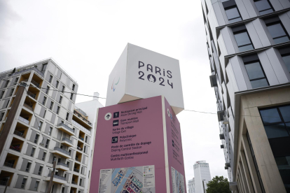 Panel indicativo en una de las calles de la villa olímpica de Paris, construida sobre 52 hectáreas. EFE/EPA/YOAN VALAT