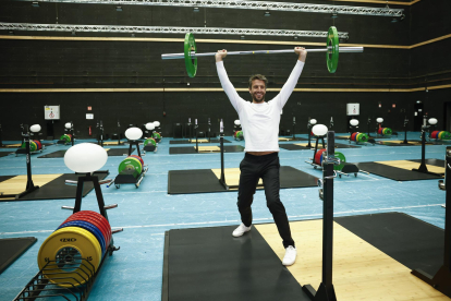 El presidente de los Juegos de París, Tony Estanguet, posa en el gimnasio de la villa olímpica en la que se alojarán los deportistas. EFE/EPA/YOAN VALAT