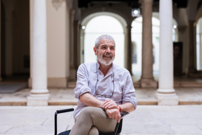 El modista madrileño Lorenzo Caprile, posa durante una entrevista con EFE en Málaga en la que cuenta que lleva casi 40 años dedicándose a su gran pasión, la moda, y ha vestido a actrices, presentadoras o miembros de la familia real. Pese a que no se imagina trabajando de otra cosa que no sea el diseño, asegura que es una profesión difícil y que no hay día que no piense en abandonar. EFE/Carlos Díaz.