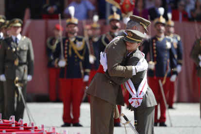 Felipe VI felicita a la princesa de Asturias, su hija Leonor, tras entregarle su despacho de alférez tras un año en Zaragoza, este miércoles. EFE/ Javier Cebollada