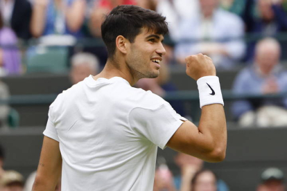 Carlos Alcaraz celebra su victoria ante Aleksandar Vukic.