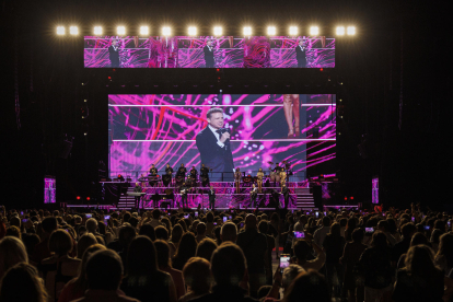El cantante mexicano Luis Miguel durante el concierto que ha ofrecido este miércoles en el Navarra Arena de Pamplona. EFE/Villar López