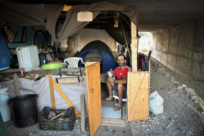 Miguel Rosa es natural de Córdoba y siempre soñó con escribir, una pasión que aún desarrolla bajo el puente en el que reside en Roquetas de Mar (Almería), un hogar para un hombre sin techo que llegó a esta provincia para ganarse la vida bajo el plástico de los invernaderos. EFE / Carlos Barba